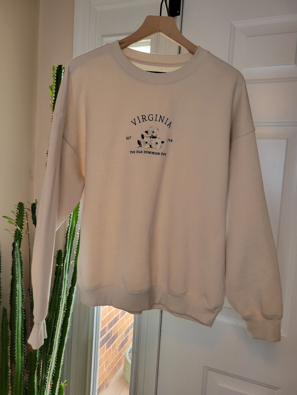 Boutique Embroidered Soft Virginia The Old Dominion State Crew Neck, Size Medium